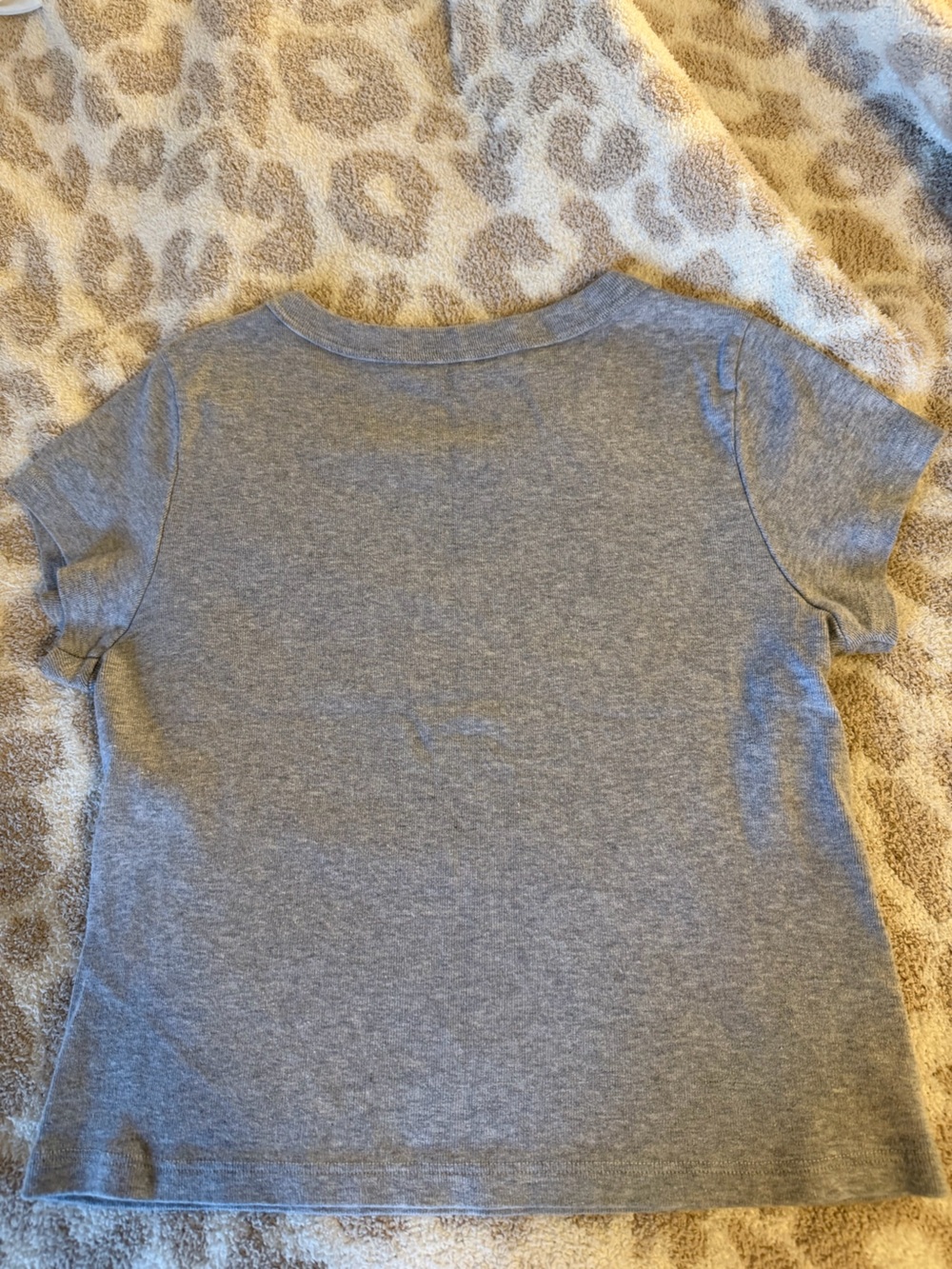 Brandy Melville Gray Short Sleeve Tee with Red "New York" Graphic - Picture 6 of 7
